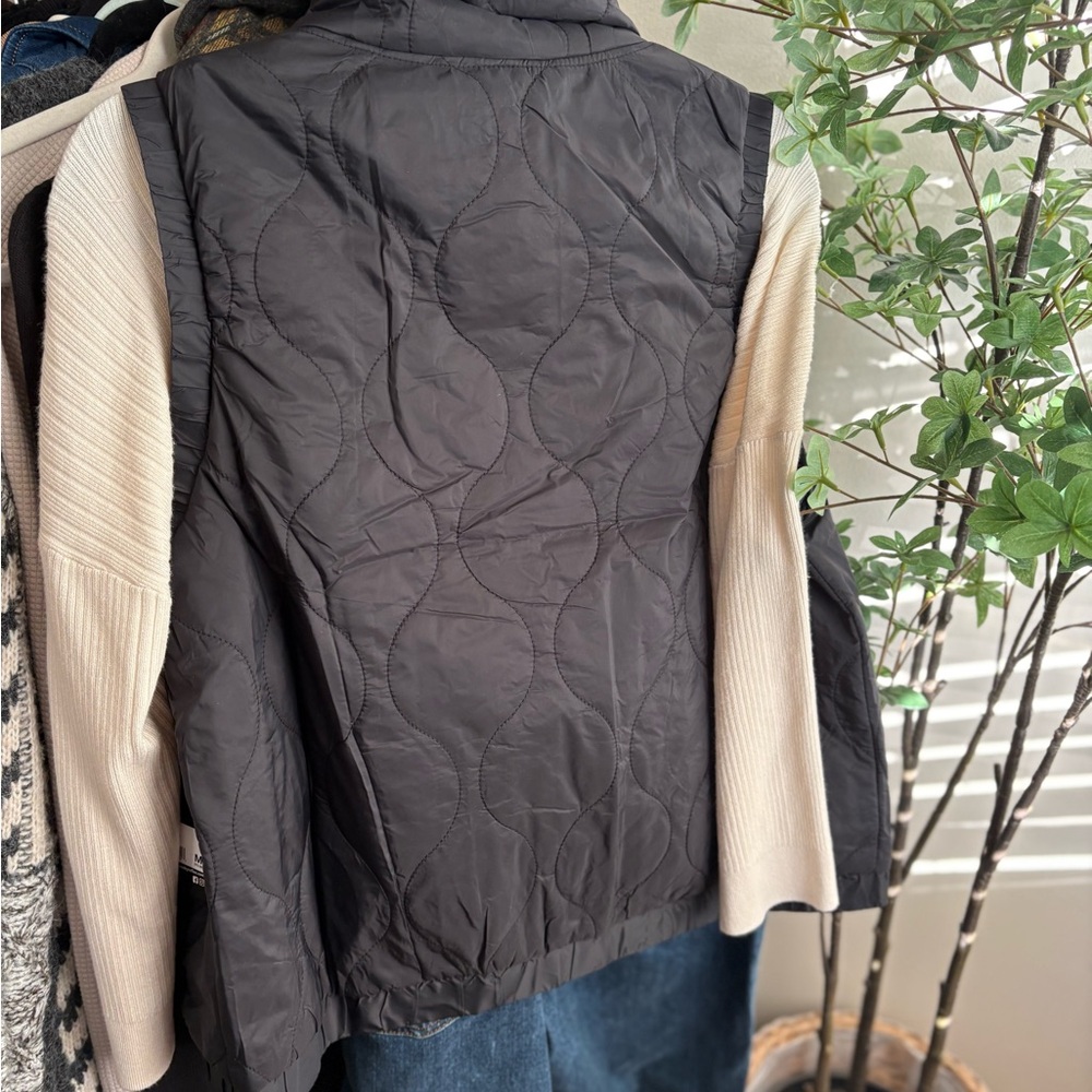 90 Degree By Reflex Women's Black Puffer Vest - Picture 10 of 10